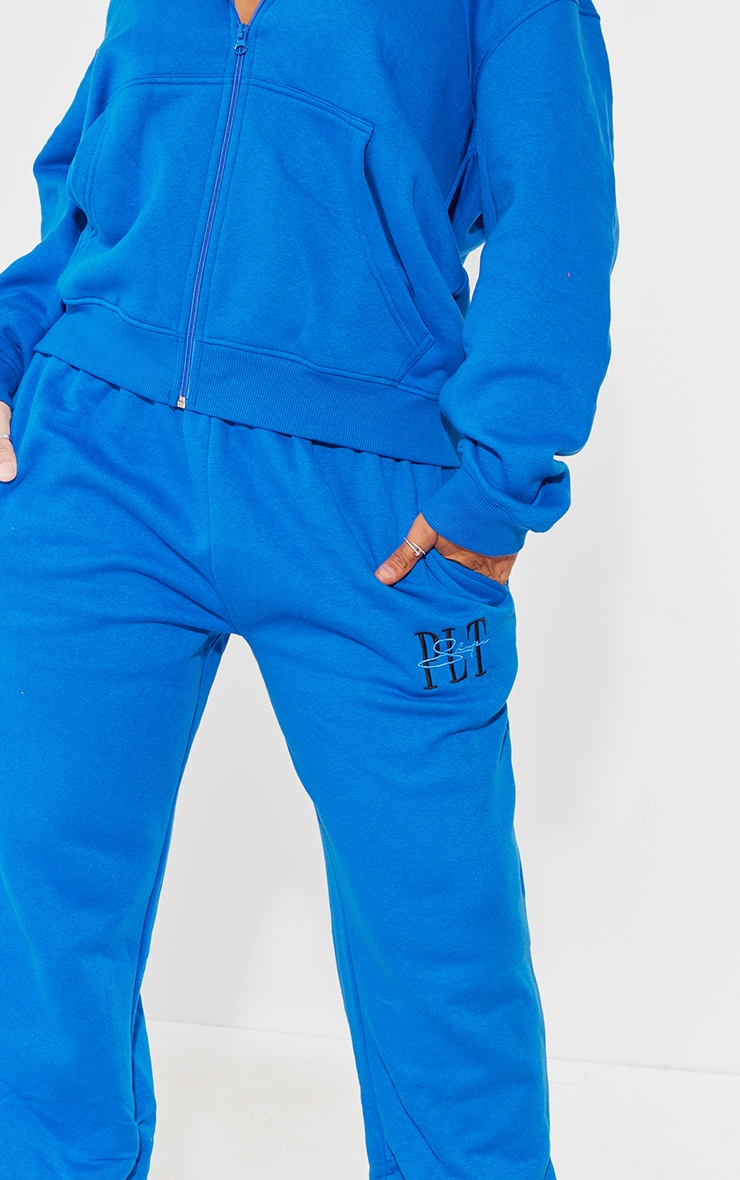 PRETTYLITTLETHING Shape Jogging bleu vif brodé froncé image 4