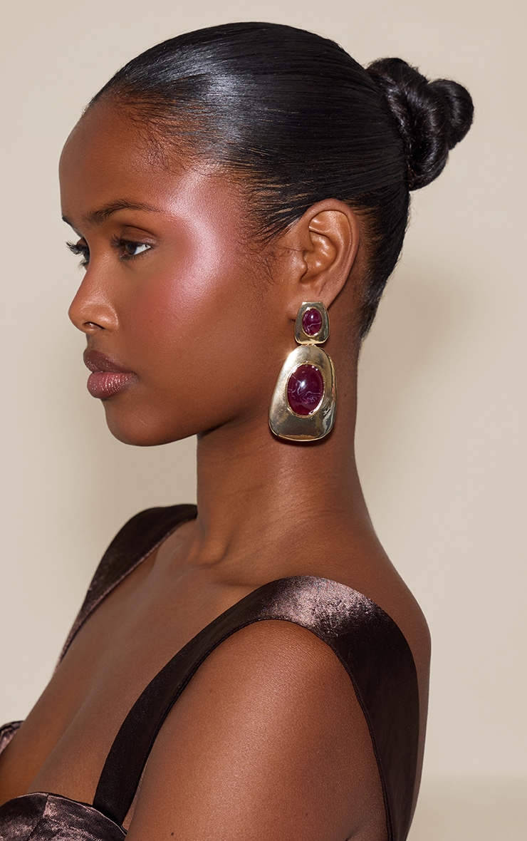 Boucles d'oreilles superposés lisses dorées à pierres bordeaux image 1
