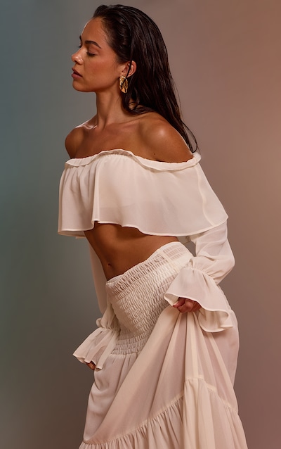 Top de plage en mousseline de soie crème à col bardot et volants