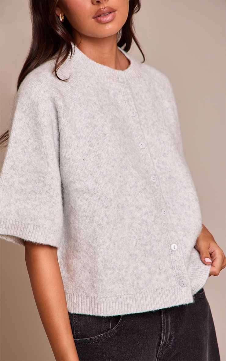 Cardigan en maille tricot douce grise à manches courtes image 4