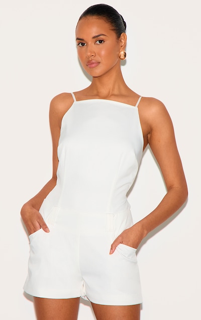 Combishort de tailleur blanc à dos nu et col bateau