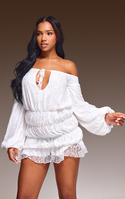 Robe moulante en dentelle froncée blanche à col bardot