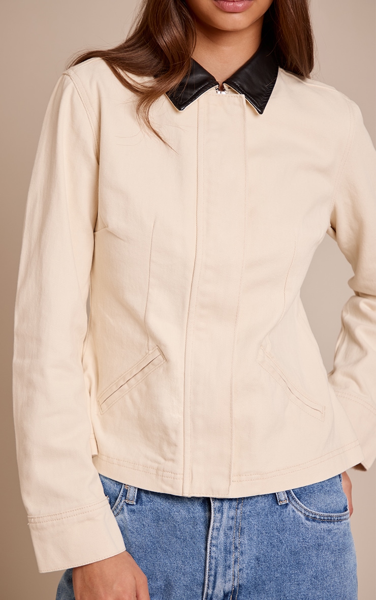 Veste cintrée en jean écru à col contrastant image 4