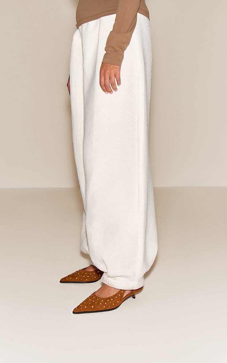 Escarpins en suédine marron clair à talon kitten et clous image 1