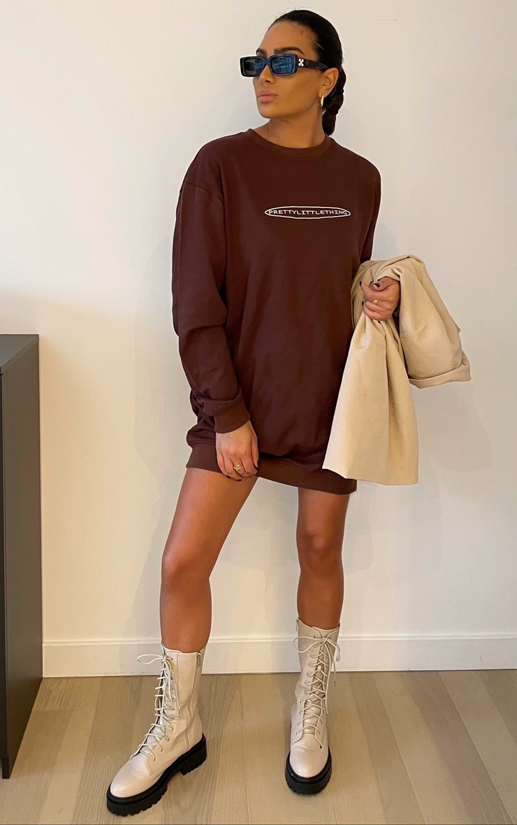 PRETTYLITTLETHING - Robe sweat oversize chocolat à col ras et broderie