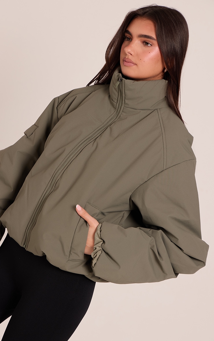 Veste vert olive zippée à col entonnoir et manches cocon image 4