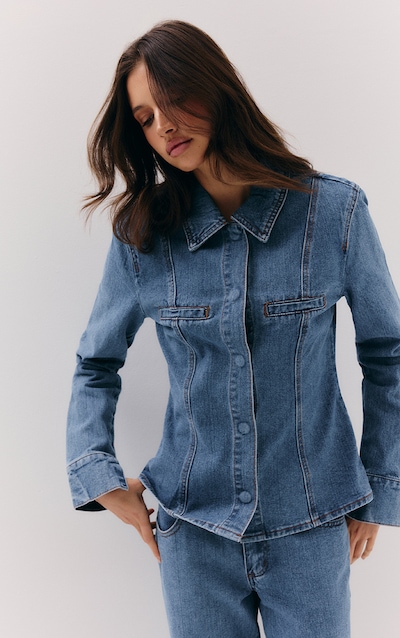 Chemise cintrée en jean bleu délavé moyen à manches longues et lisérés surjetés