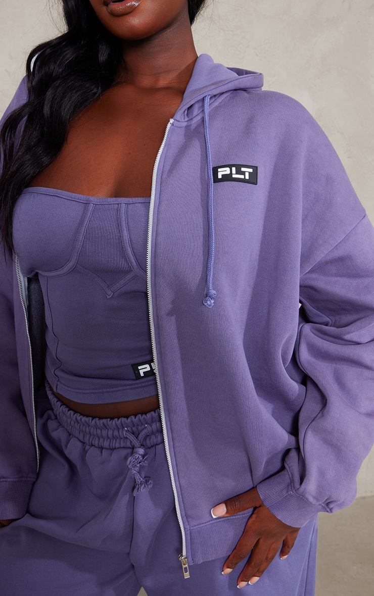 PRETTYLITLETHING Plus Hoodie violet délavé à détail badge et zip image 4