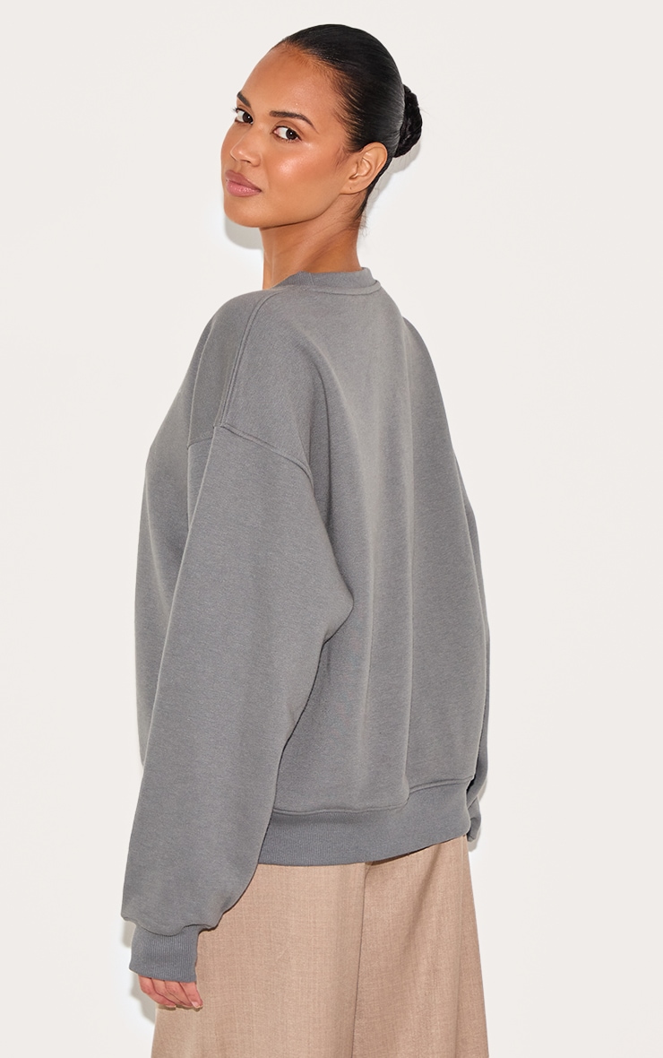 Sweat gris brodé à épaules carrées image 2