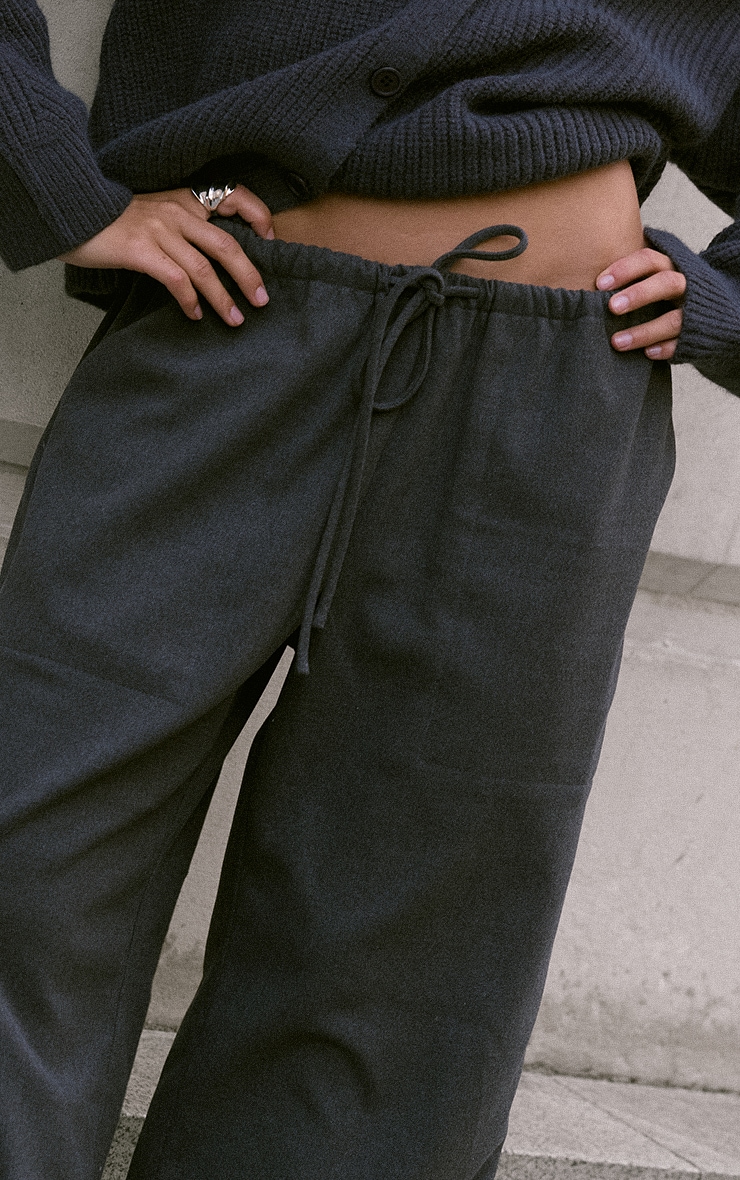 Pantalon gris anthracite brossé structuré à cordon de serrage taille basse. image 4