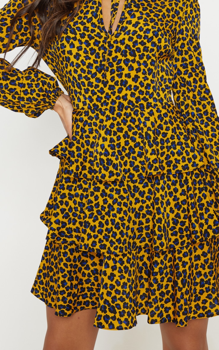 Robe babydoll moutarde léopard. Robes PrettyLittleThing FR