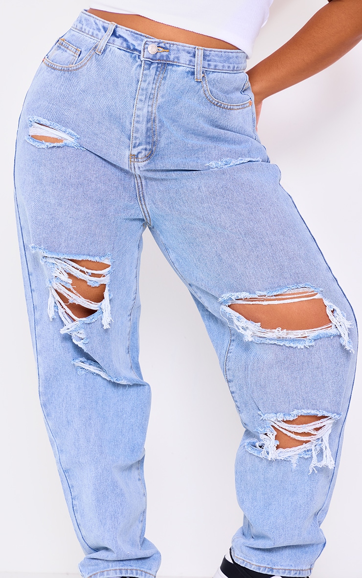 PRETTYLITTLETHING Plus Light Wash Ripped Mom Jeans image 4