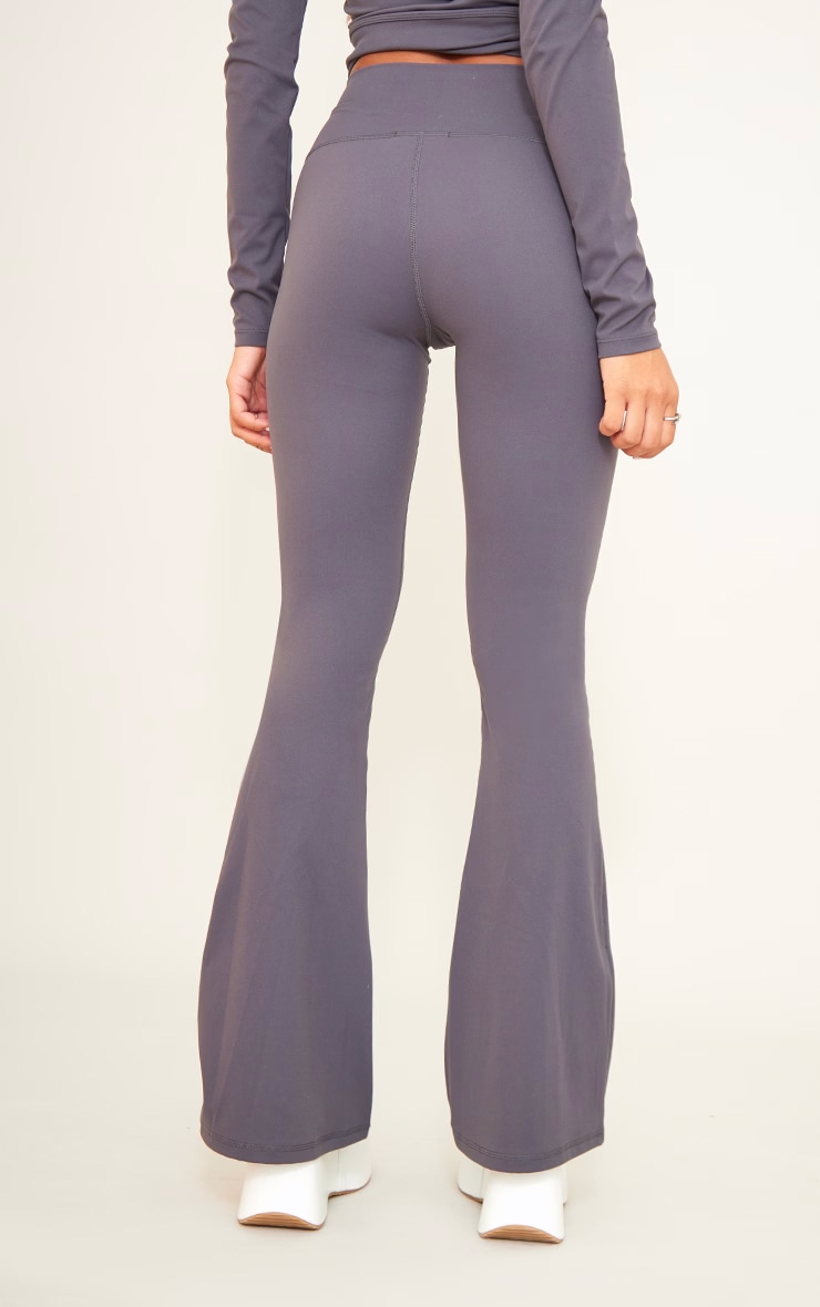 Pantalon de yoga flare gris anthracite sculpt image 4