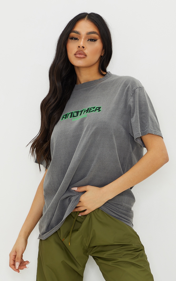 T-shirt gris délavé à imprimé Another Dimension devant et derrière