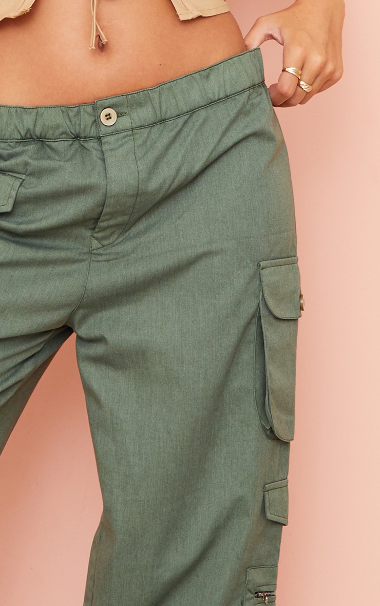 Pantalon droit cargo kaki à taille élastique et poches détail taille basse image 4