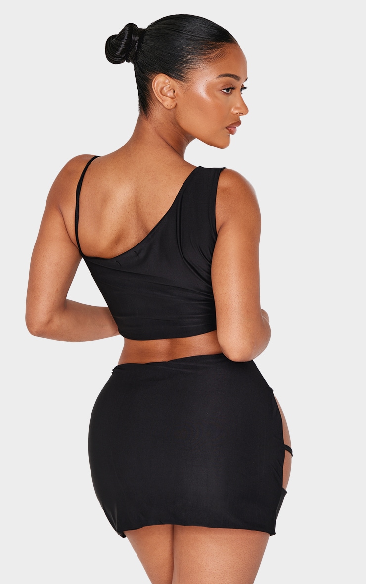 Shape Crop top moulant noir à épaule unique et détail bretelle image 2