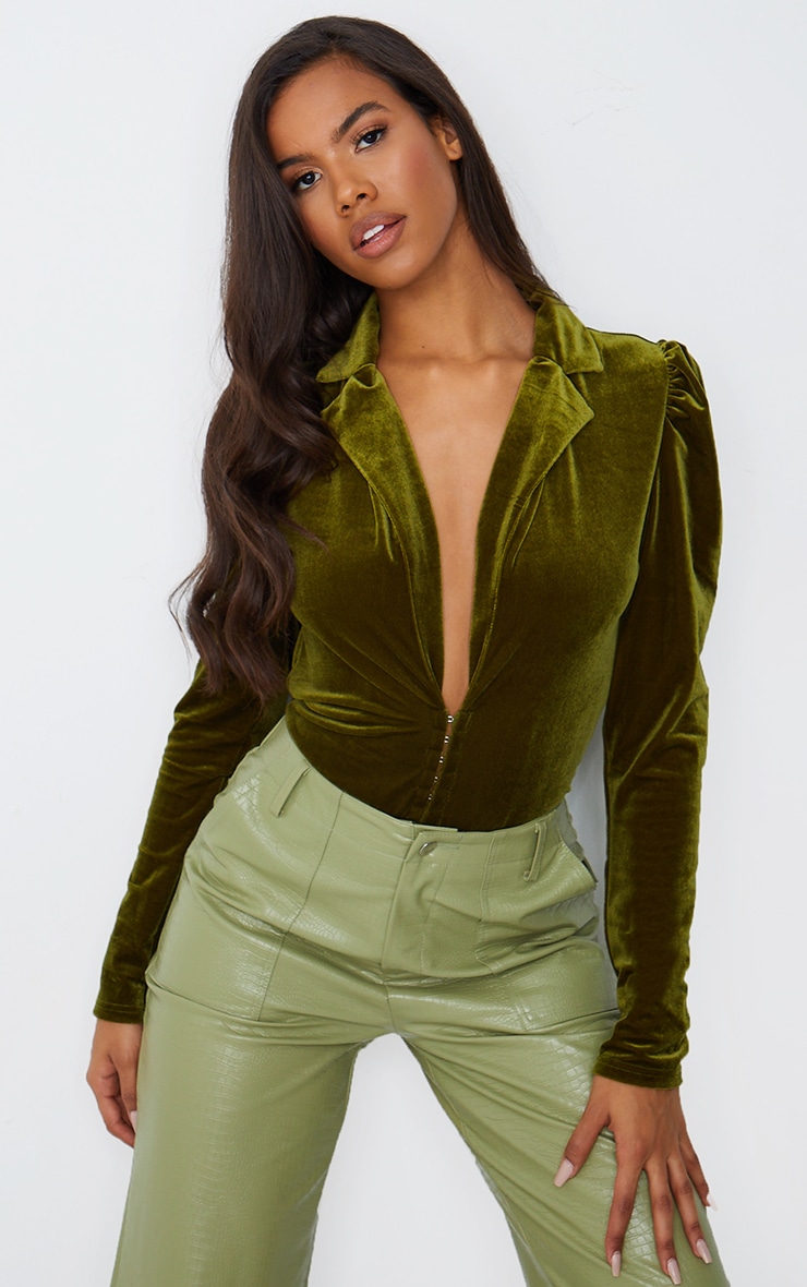 Body manches longues en velours vert olive à décolleté plongeant