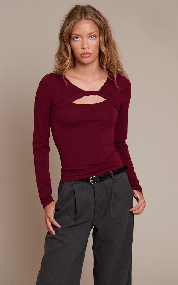 Haut bordeaux en maille tricot fine à col torsadé à manches longues.