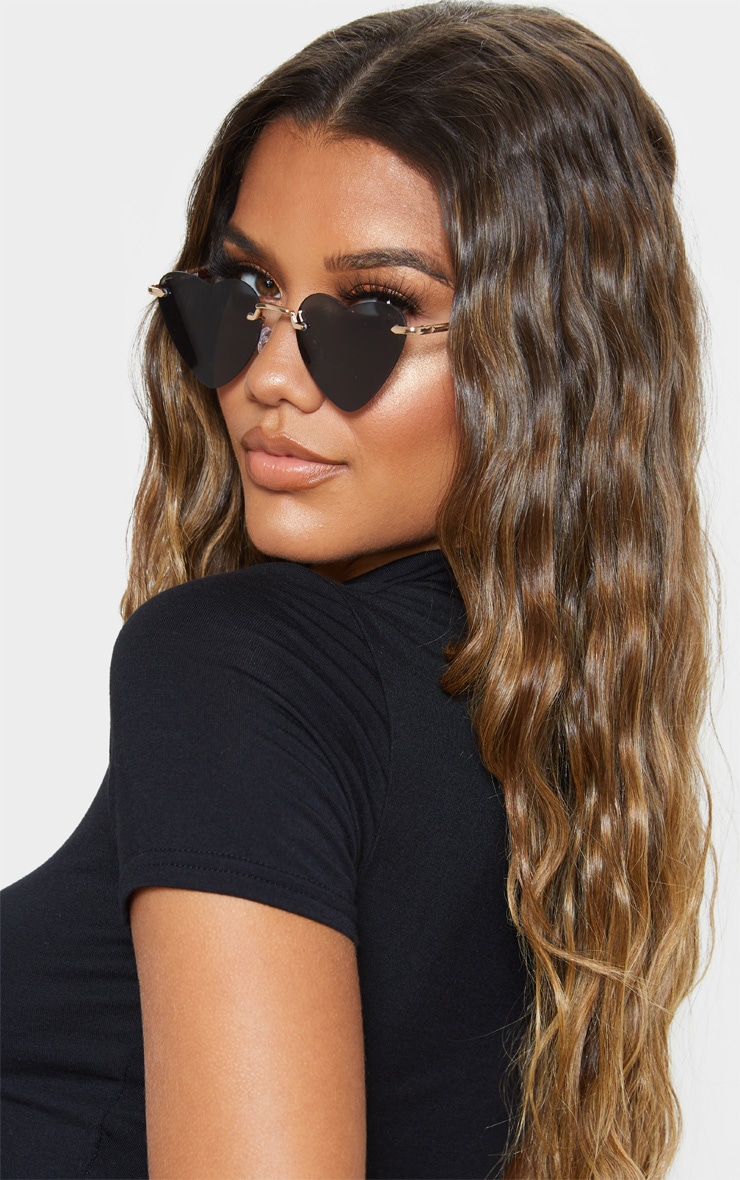 Lunettes de soleil en coeur noires