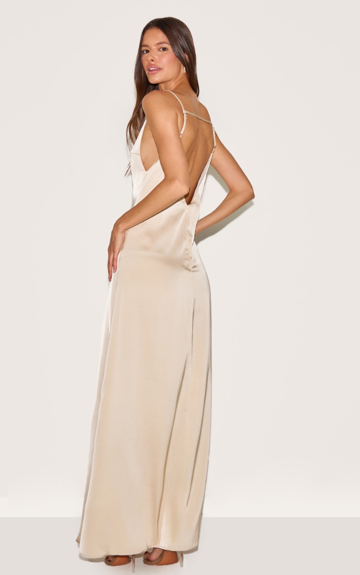 Robe nuisette en matière satinée à découpe goutte d'eau image 2