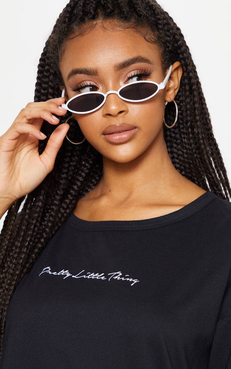 PRETTYLITTLETHING Robe tee-shirt boyfriend oversize noire à slogan image 5