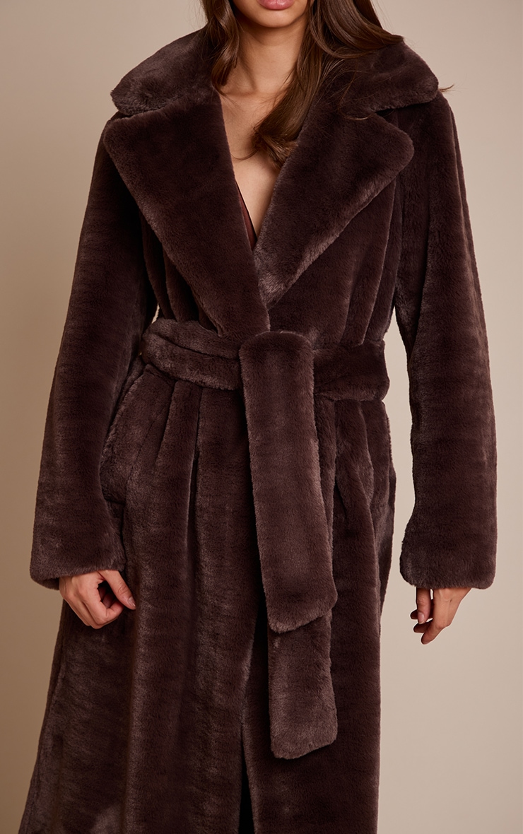Manteau long en fausse fourrure chocolat à taille nouée image 4