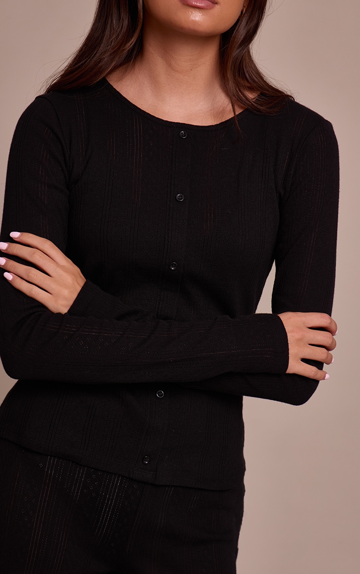 Top en maille pointelle noire à manches longues et boutons image 4