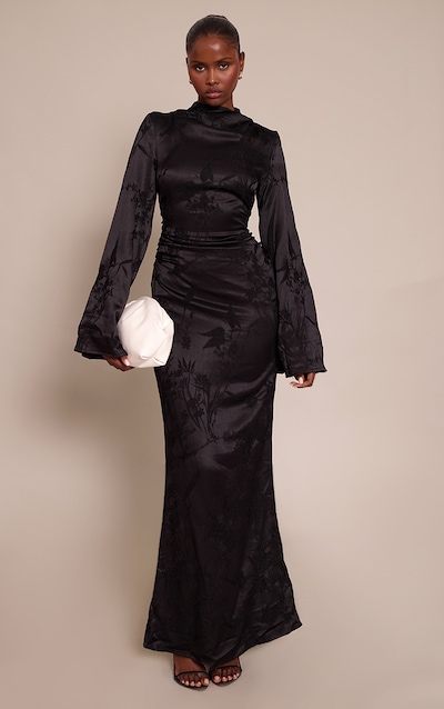 <p>Robe longue noire à col montant en jacquard fleuri avec manches évasées<p/>