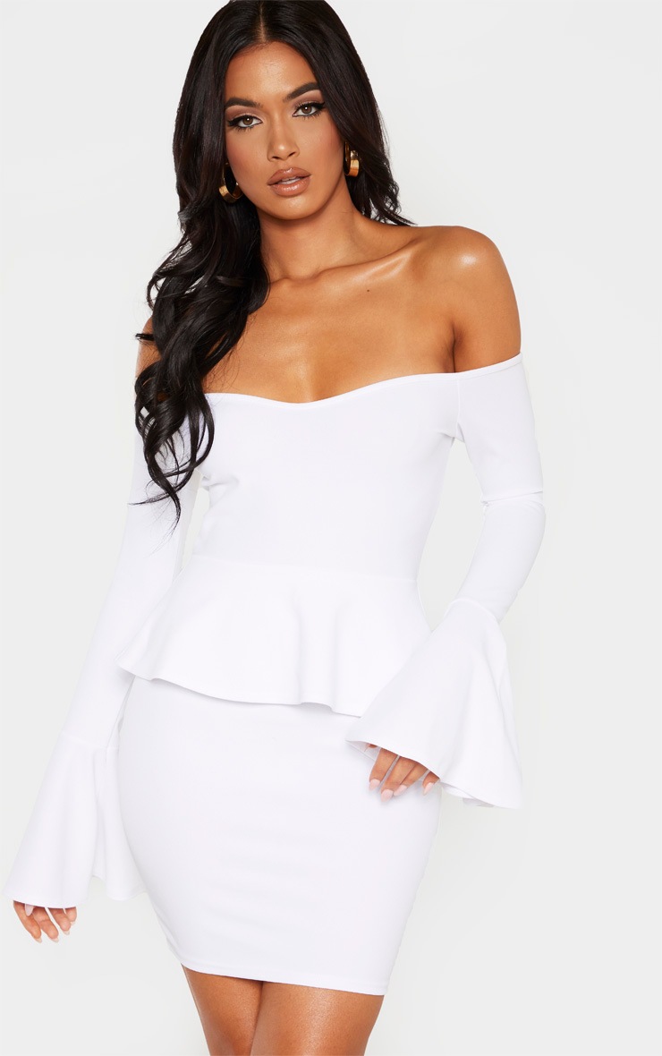 Robe moulante blanche péplum à col bateau