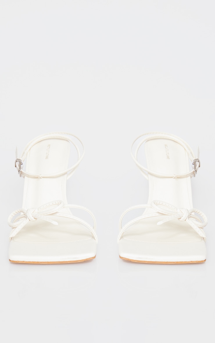 Sandales carrées en PU crème à brides fines et noeud image 4