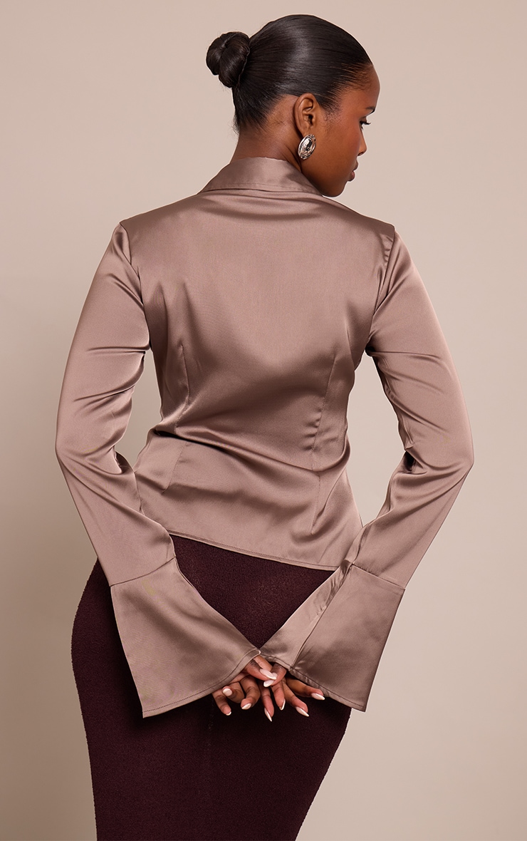 Chemise ajustée satinée gris champignon à manches evasées image 2