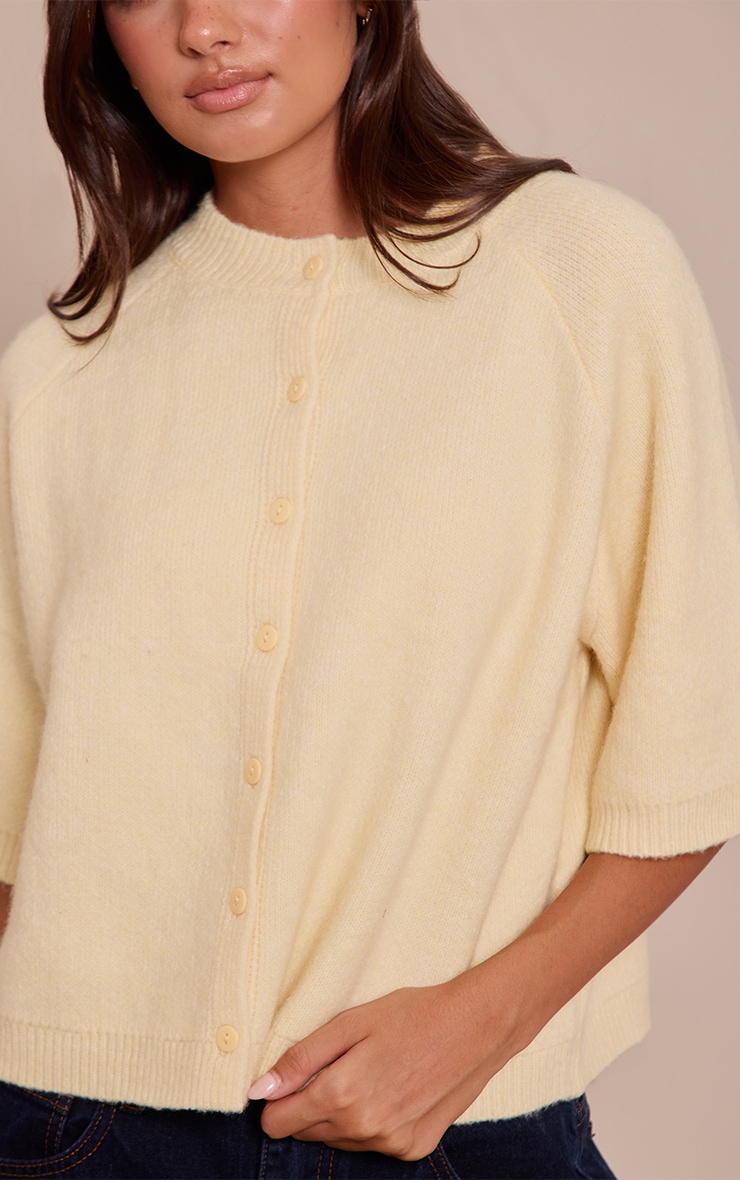 Cardigan en maille tricot douce jaune citron à manches courtes image 4