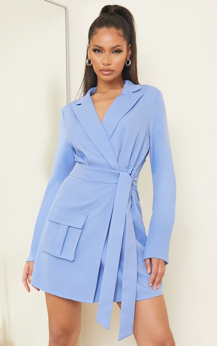 Robe blazer portefeuille bleue nouée à la taille