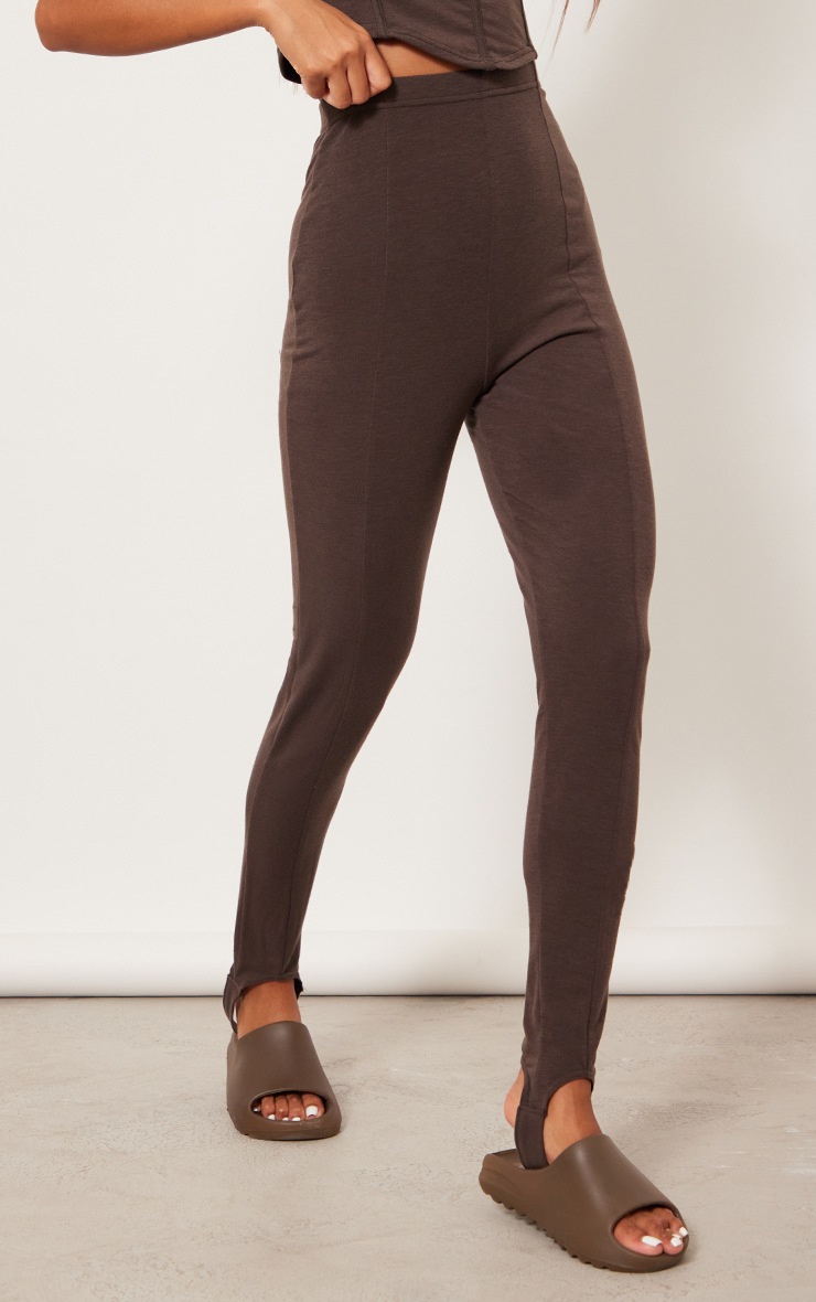 Recycle - Legging marron foncé à étriers | PrettyLittleThing FR