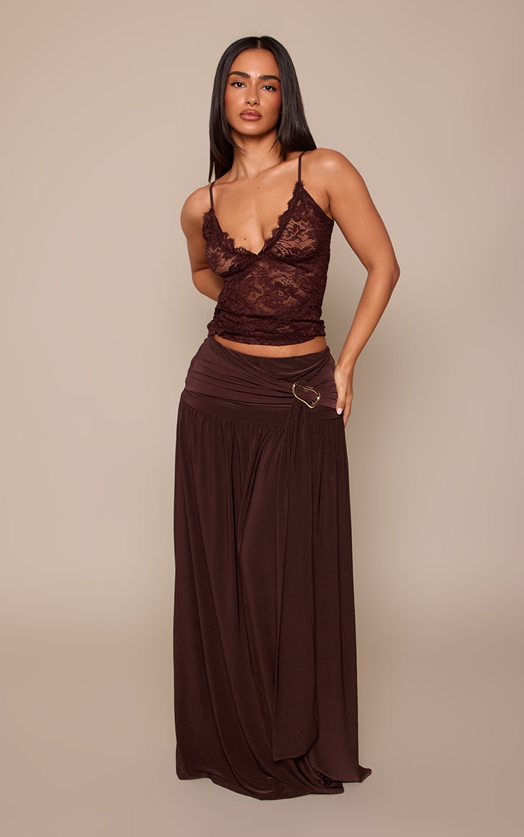 Jupe mi-longue fluide chocolat pour petite silhouette avec détail froncé à la taille.