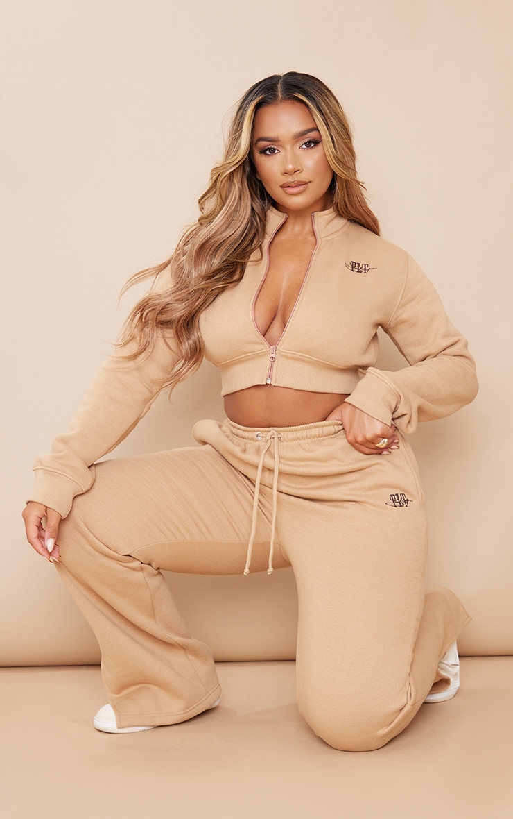 PRETTYLITTLETHING Shape Sweat court camel à zip et slogan brodé image 3