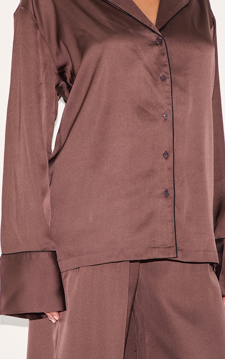 Ensemble de pyjama long satiné chocolat à lisérés surjetés image 4