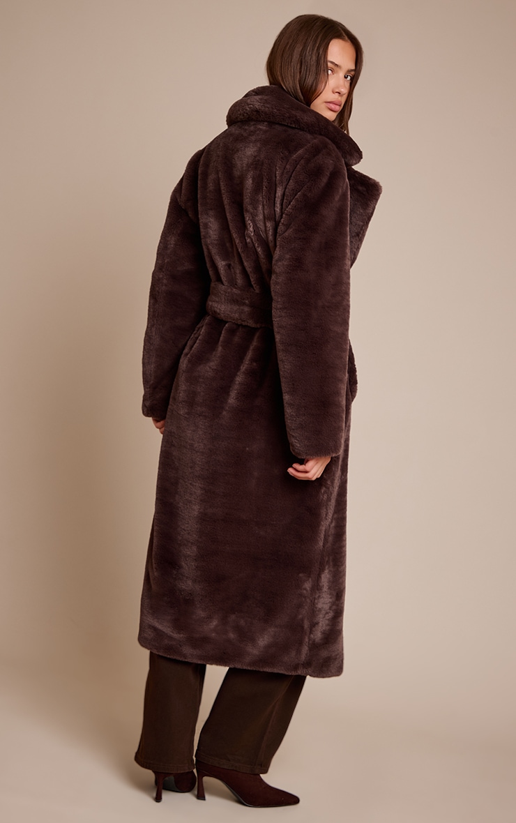 Manteau long en fausse fourrure chocolat à taille nouée image 2