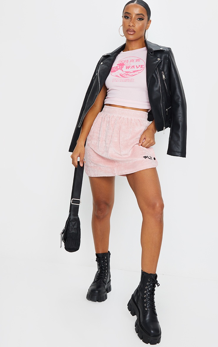 PRETTYLITTLETHING - Mini-jupe rose effet velours à boutons pression