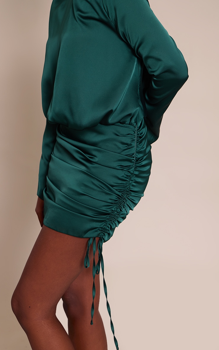 Robe moulante satinée vert émeraude froncée à dos bénitier image 4