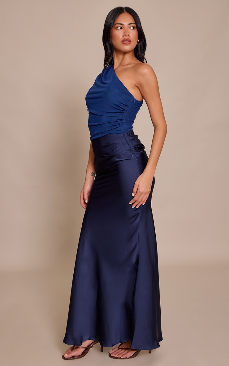 Robe longue bleu marine à épaule unique et partie satinée contrastante image 3