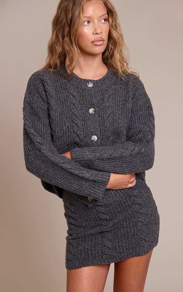 Cardigan en maille tricot torsadée gris anthracite à boutons