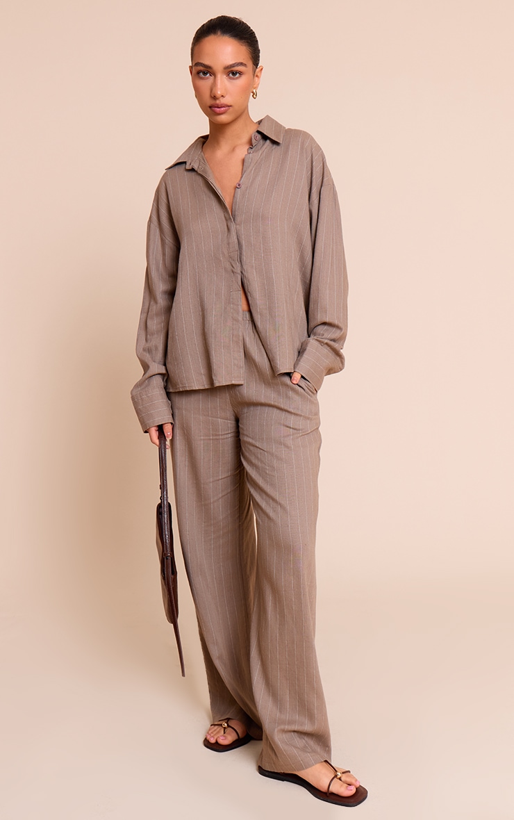 Pantalon décontracté taupe à fines rayures image 1