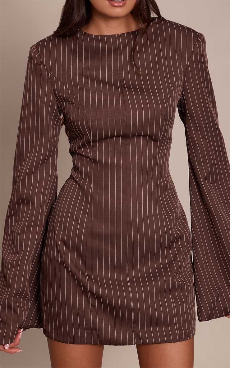 Mini robe structurée chocolat finement rayée à col bateau et manches longues image 4