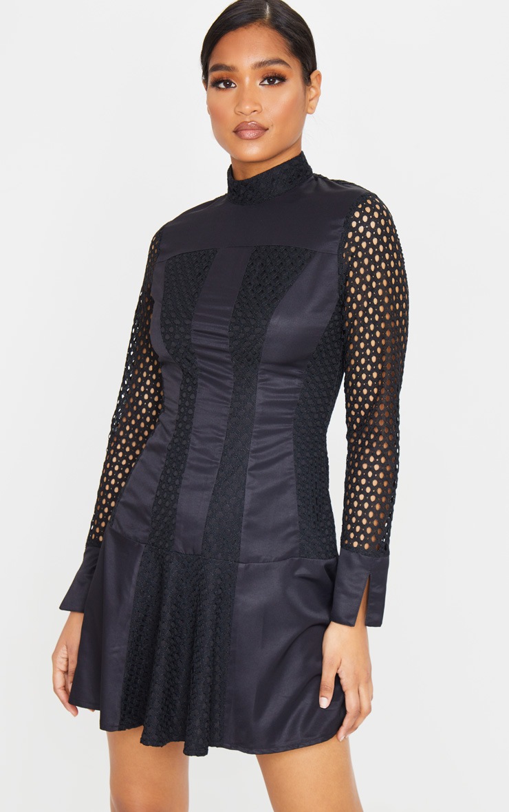 Robe moulante noire col montant à découpes multiples et ourlet volanté