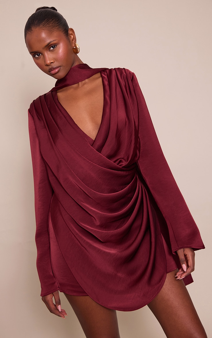 Robe chemise satinée rouge vin à détail drapé image 1