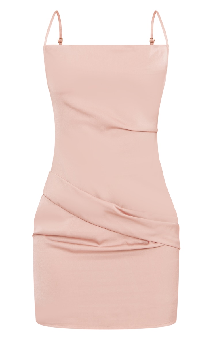 Robe moulante rose pâle satinée à col bénitier et découpes sur la taille image 5