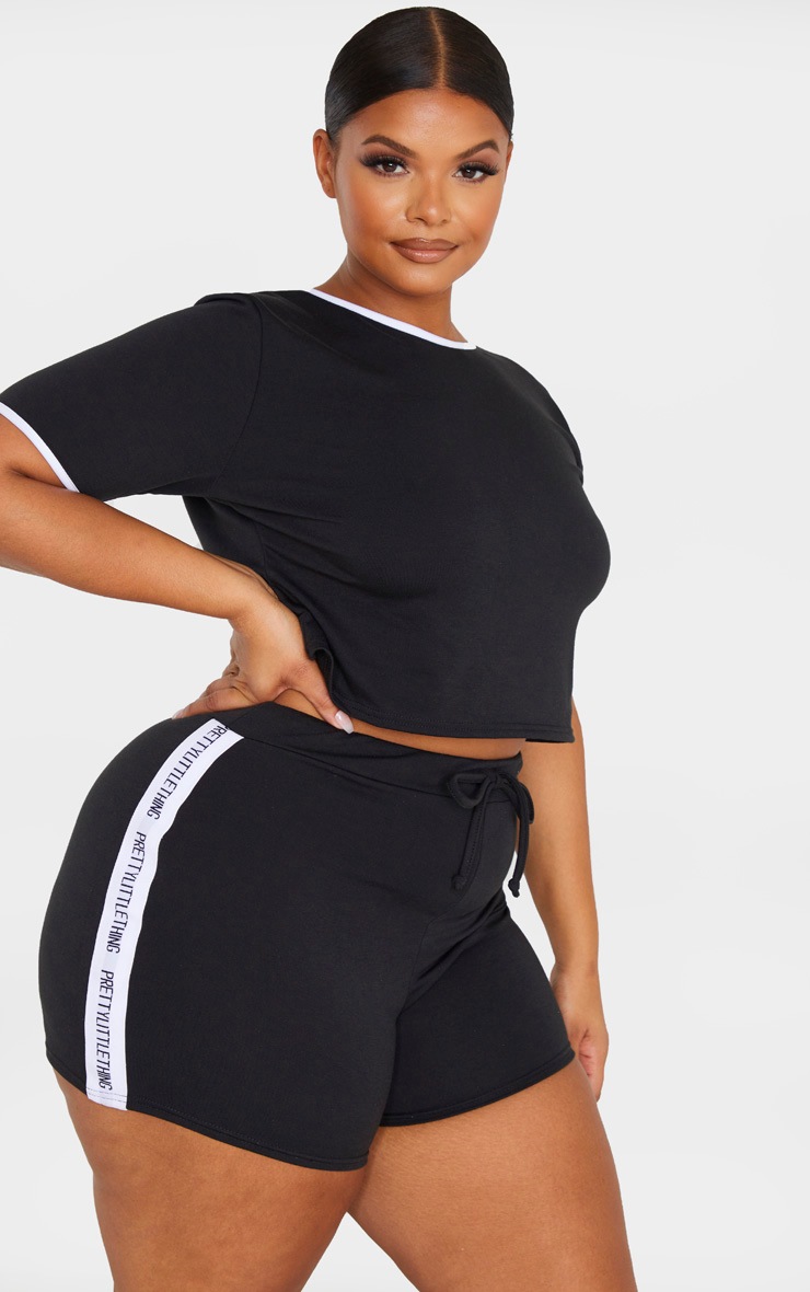 PRETTYLITTLETHING Plus - Ensemble de pyjama noir short + tee-shirt