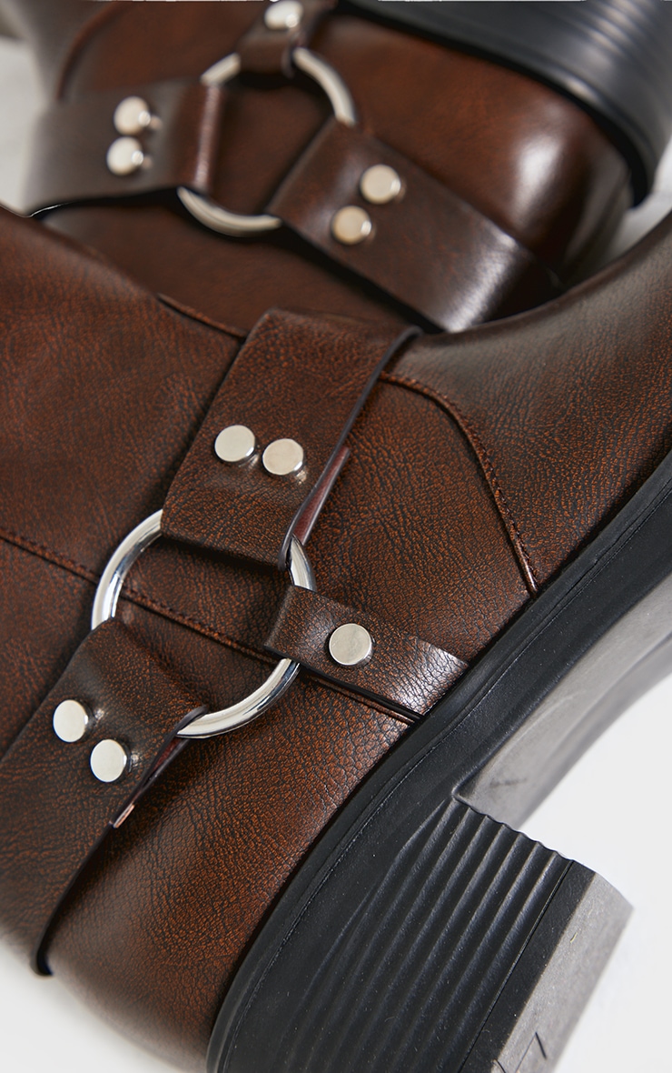 Bottes rondes en PU marron à boucle style harnais et talon carré image 3