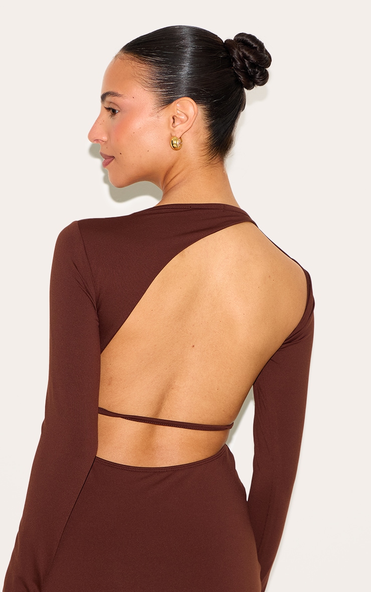 Petite Robe longue moulante chocolat à dos ouvert asymétrique image 4